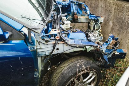 大破した車の画像