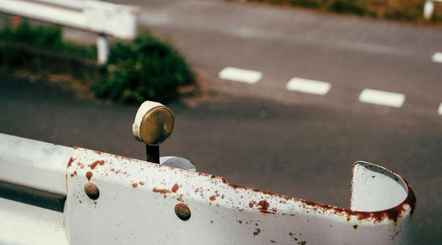 ガードレールと道路の画像