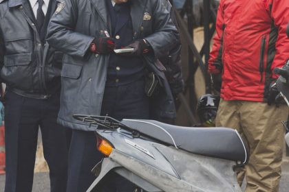 警察官とライダーの画像