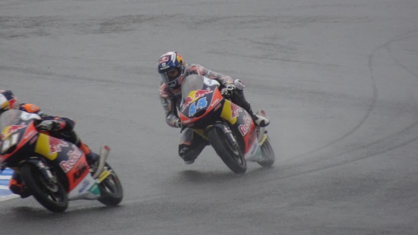 レース中のバイク