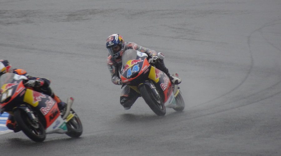 レース中のバイク